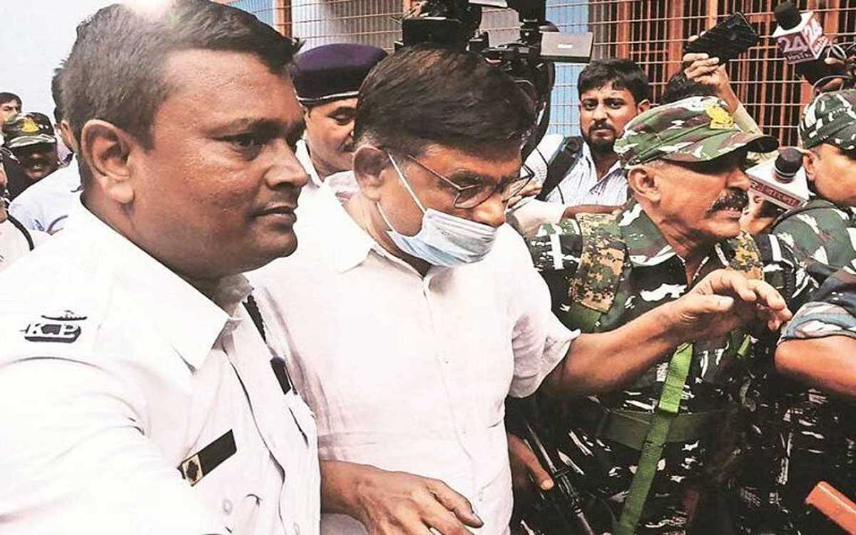 शिक्षक घोटाला: माणिक भट्टाचार्य की पत्नी और बेटे ने किया कोर्ट में सरेंडर शिक्षक घोटाला: माणिक भट्टाचार्य की पत्नी और बेटे ने किया कोर्ट में सरेंडर